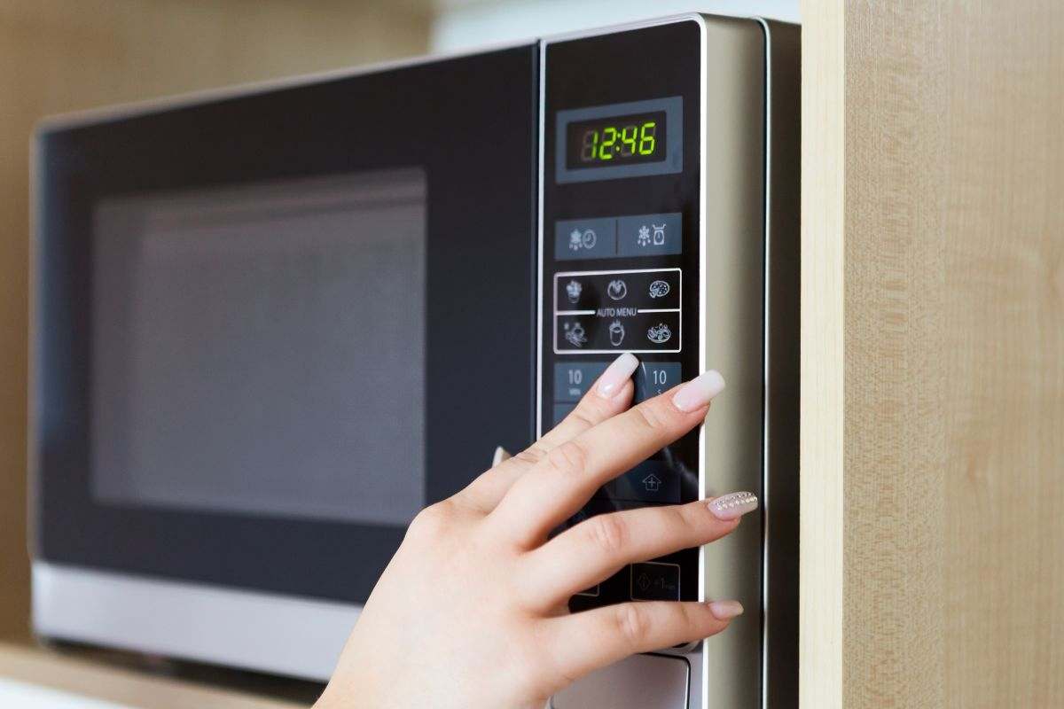 Scaldare il cibo nel forno a microonde fa male?